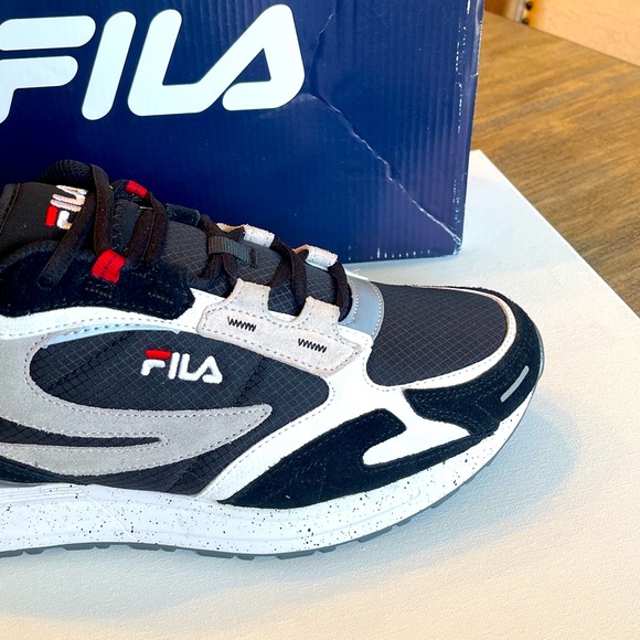 NIB FILA VALADO MENS BLACK RED GRAY CASUAL LIFESTYLE SNEAKER SIZE 13 - Picture 4 of 13